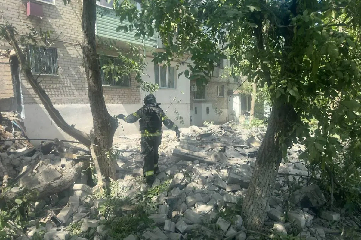 Последствия удара ВСУ по дому в Токмаке. Обложка © Telegram / BalitskyEV