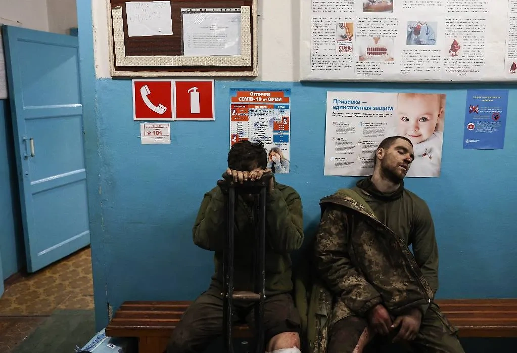 Раненые пленные военнослужащие ВСУ в больнице. Обложка © ТАСС / Сергей Бобылев