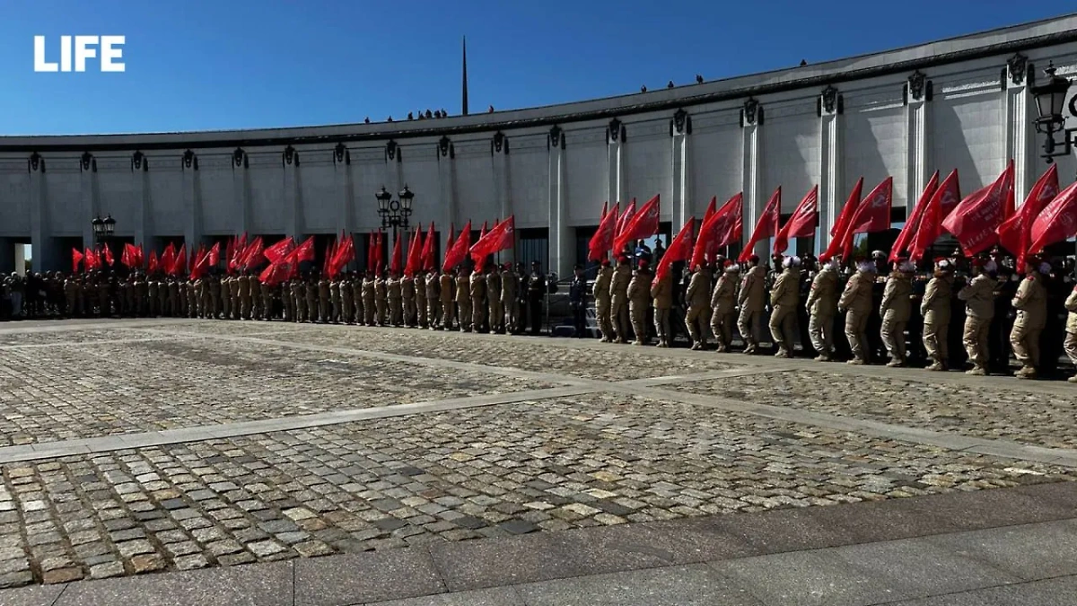 Церемония развёртывания на Поклонной горе в Москве масштабной георгиевской ленты и копии Знамени Победы. Фото © Life.ru