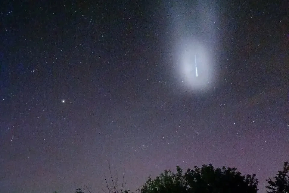 Необычное свечение в небе над Украиной назвали следом от ступеней ракеты Falcon 9. Обложка © Telegram / Alpha Centauri | Космос