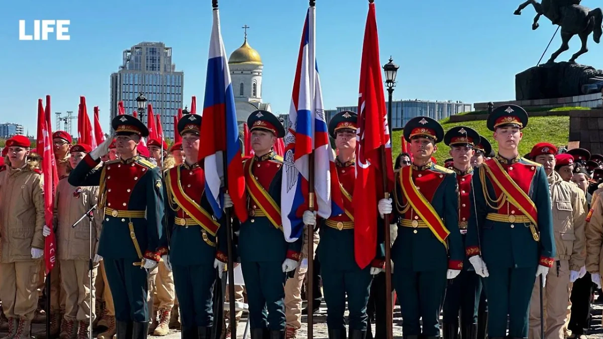 Церемония развёртывания на Поклонной горе в Москве масштабной георгиевской ленты и копии Знамени Победы. Фото © Life.ru