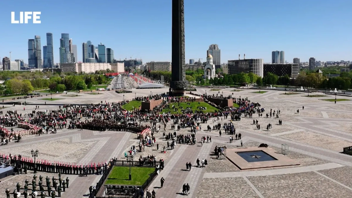 Церемония развёртывания на Поклонной горе в Москве масштабной георгиевской ленты и копии Знамени Победы. Фото © Life.ru