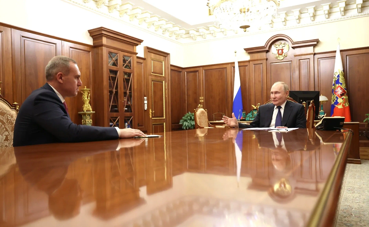 Путин на рабочей встрече с Русланом Кухаруком. Обложка © kremlin