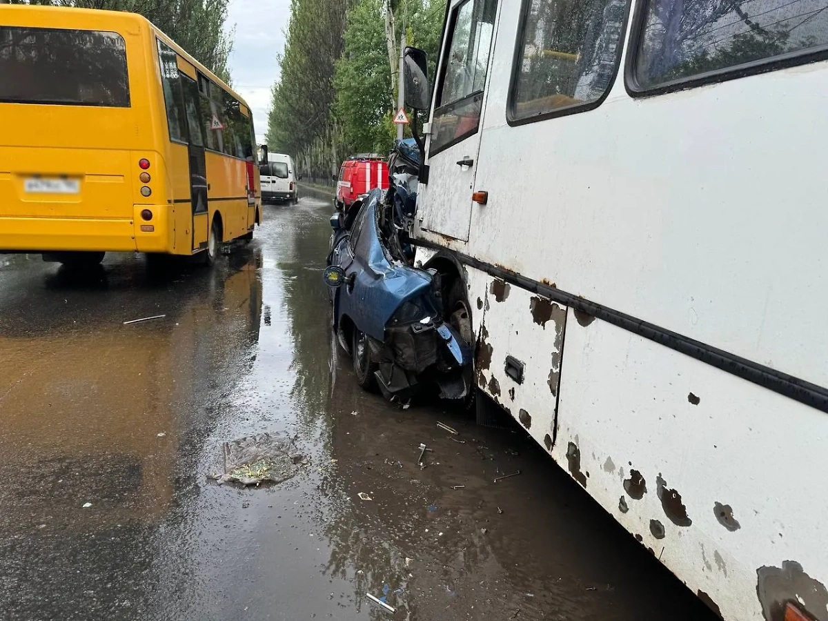Место ДТП с автобусом и легковушкой в Макеевке. Фото © Telegram / МВД ДНР