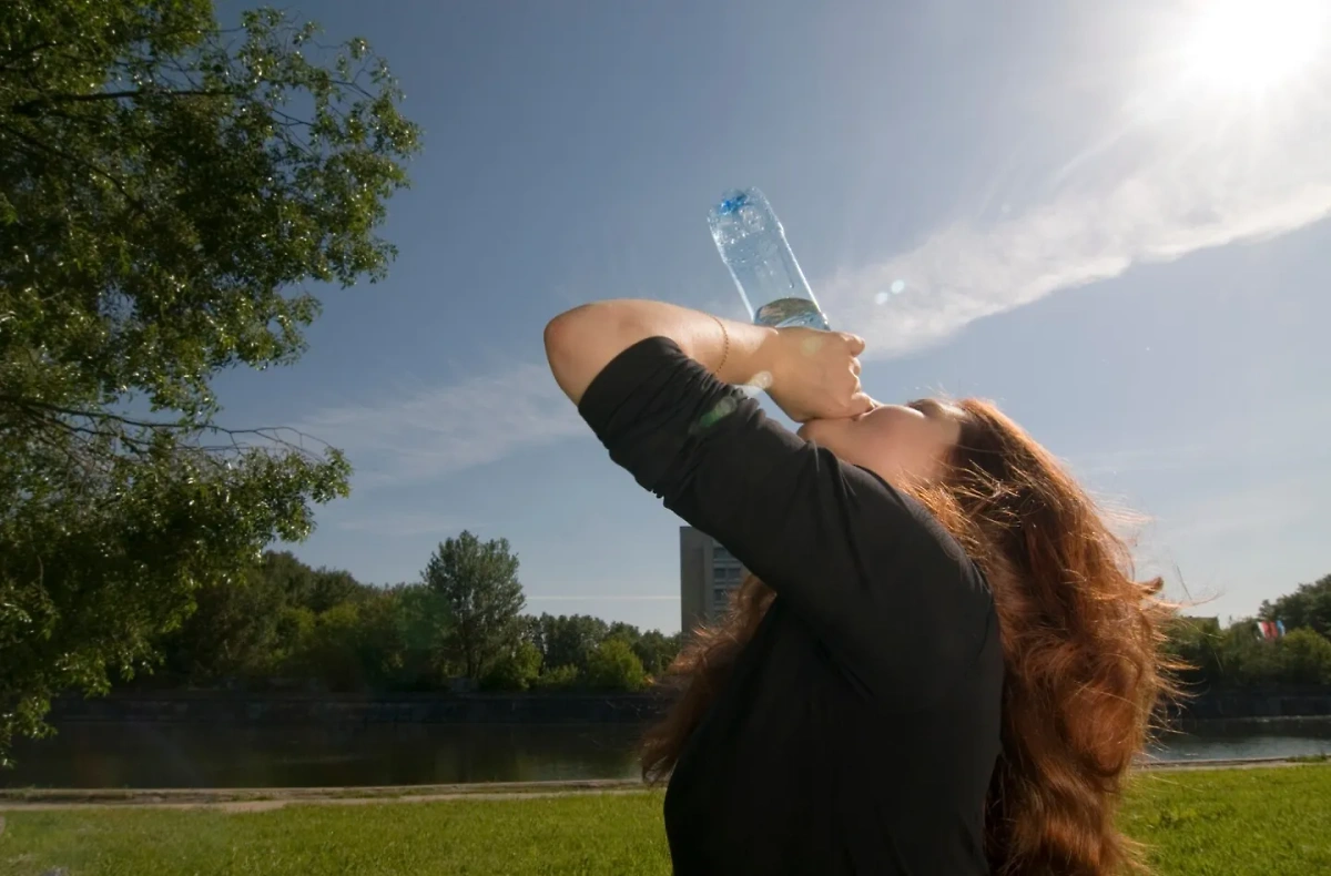 В жару нужно пить до двух литров воды в день. Обложка © Freepik.com / nikitabuida