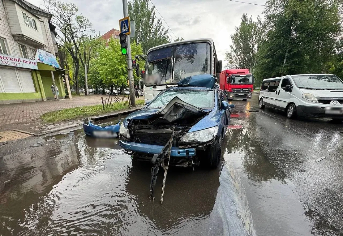 Место ДТП с автобусом и легковушкой в Макеевке. Обложка © Telegram / МВД ДНР