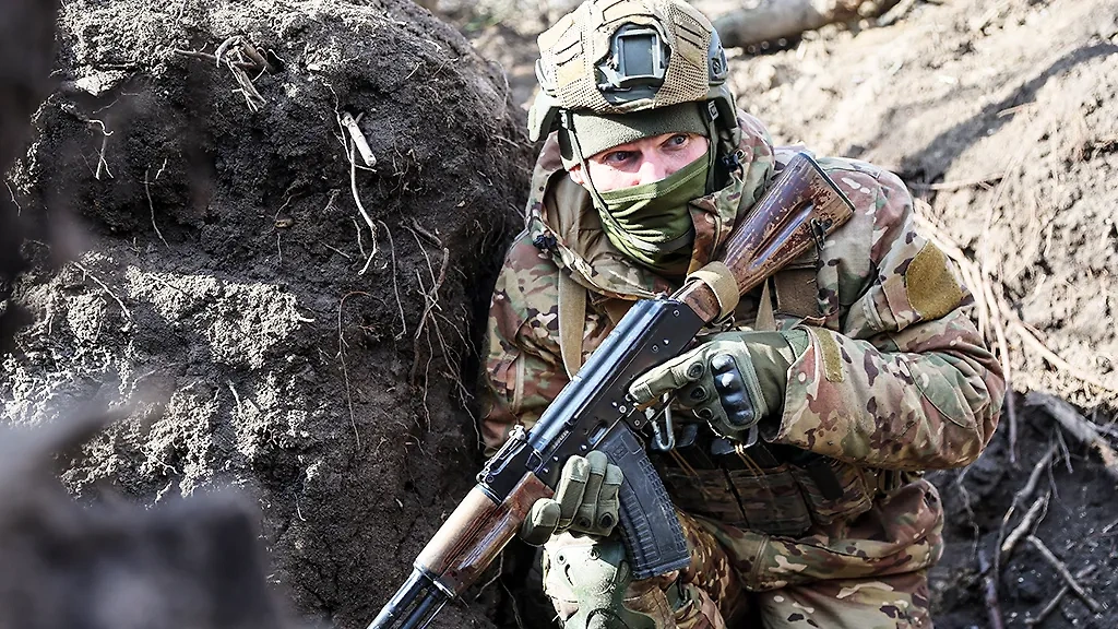 Россия. ДНР. Военнослужащий во время подготовки штурмовых групп. Фото © ТАСС / Дмитрий Ягодкин