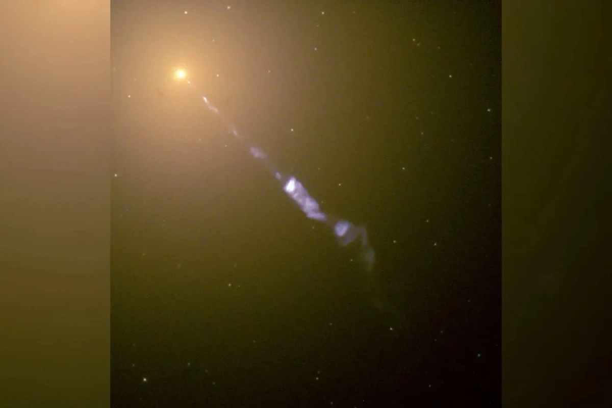 Релятивистская струя, идущая от чёрной дыры в центре галактики М 87. Фото © Wikipedia / NASA and The Hubble Heritage Team