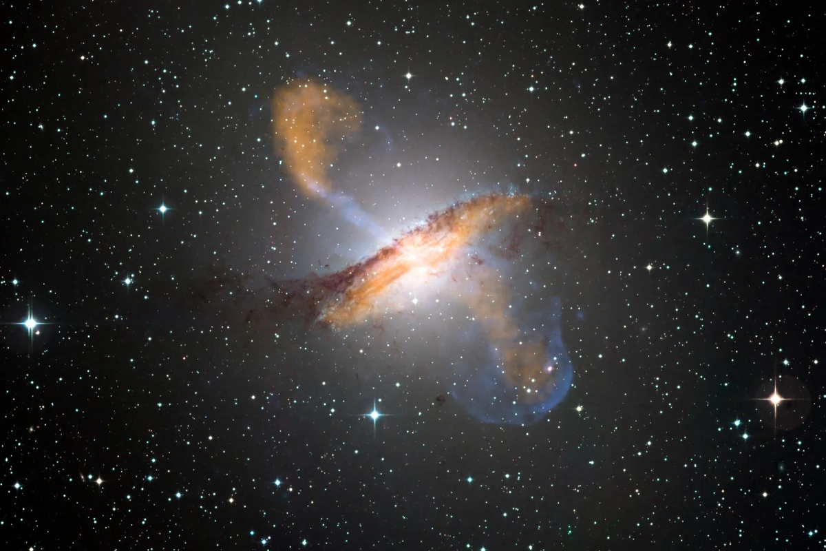 Струи плазмы (релятивистские струи), идущие от полюсов сверхмассивной чёрной дыры в центре галактики Центавр А. Фото © Wikipedia / ESO/WFI 