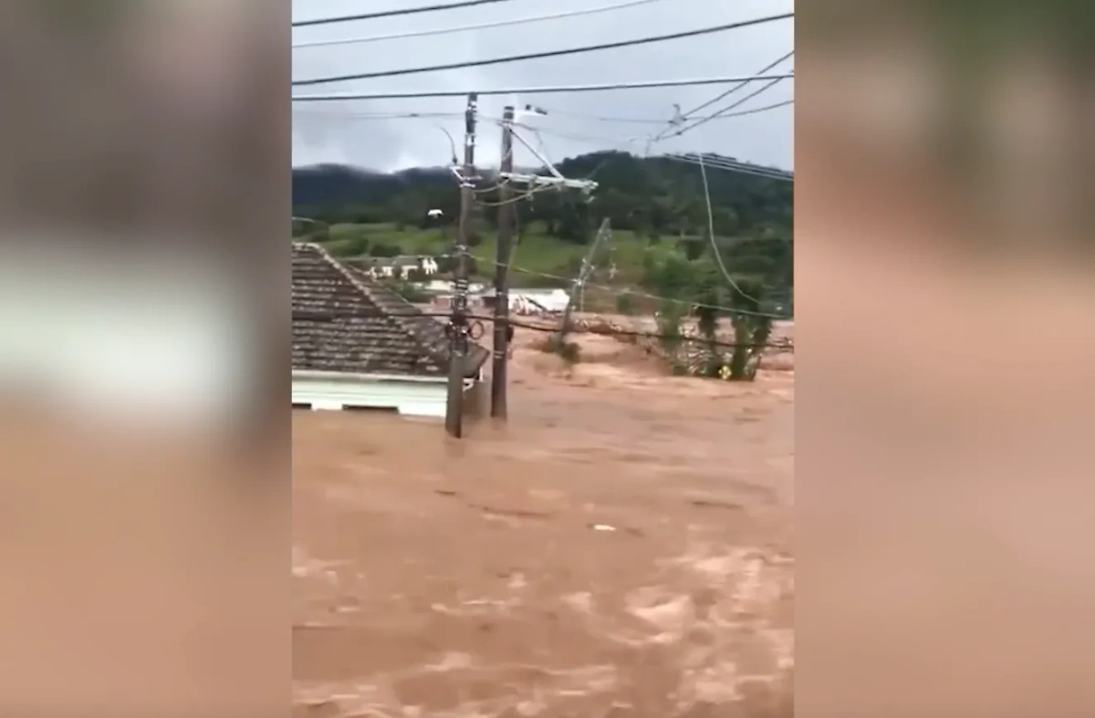 Мощное наводнение в бразильском штате Риу-Гранди-ду-Сул. Видео © X / Top_Disaster