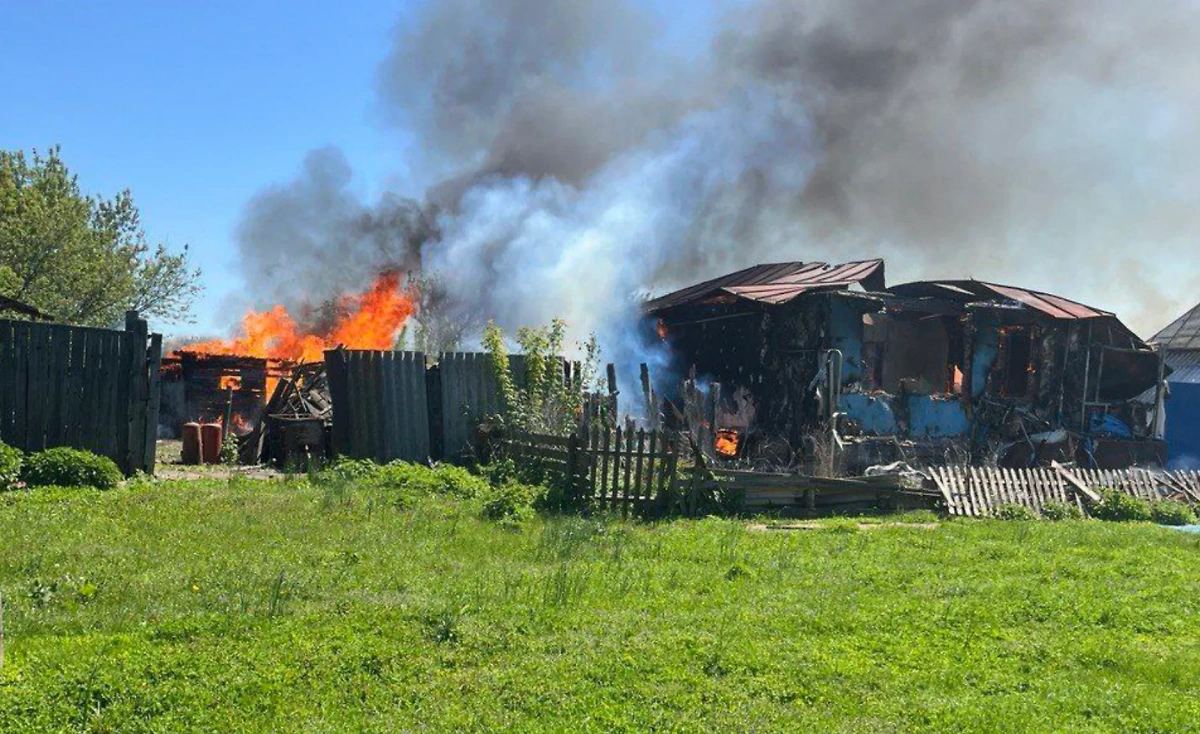 Два частных дома загорелись в курской деревне Успеновка из-за обстрела ВСУ. Фото © t.me / gubernator_46