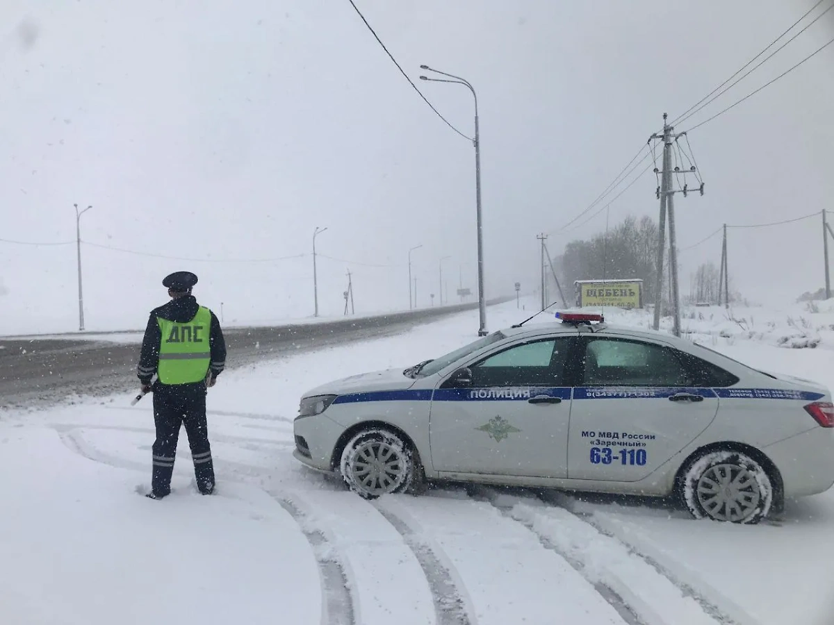 В мае в Свердловскую область вернулась снежная зима. Обложка © Telegram / ГИБДД Свердловской области