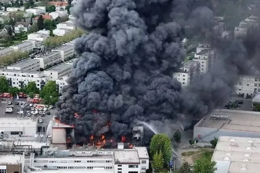 Пожар на территории завода Diehl в Германии. Обложка © X / rybar_force