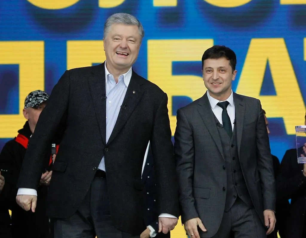 Пётр Порошенко и Владимир Зеленский во время предвыборных дебатов в 2019 году. Обложка © ТАСС / EPA / SERGEY DOLZHENKO