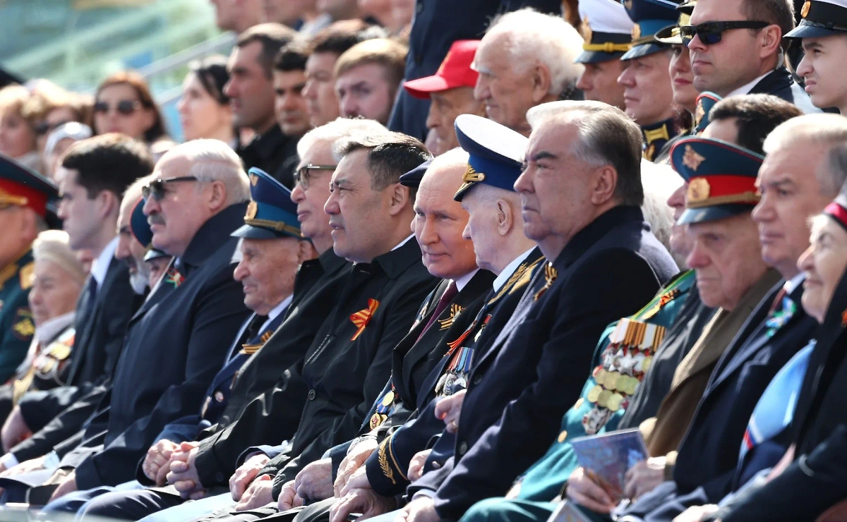 Лидеры стран СНГ наблюдают за Парадом Победы в Москве 9 Мая, 2023 год. Обложка © Kremlin.ru
