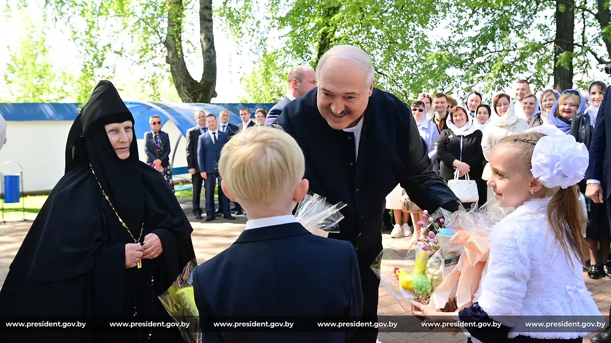 Александр Лукашенко посетил на Пасху Свято-Ильинскую церковь в Орше. Фото © Сайт президента Республики Беларусь