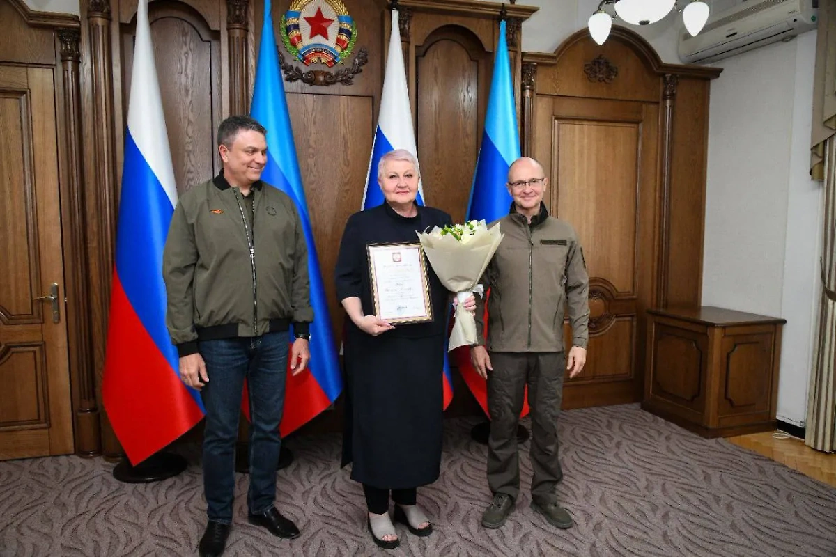 Первый замруководителя АГ ЛНР Наталья Шкода награждена почётной грамотой и благодарностью президента России. Фото © Telegram / Леонид Пасечник