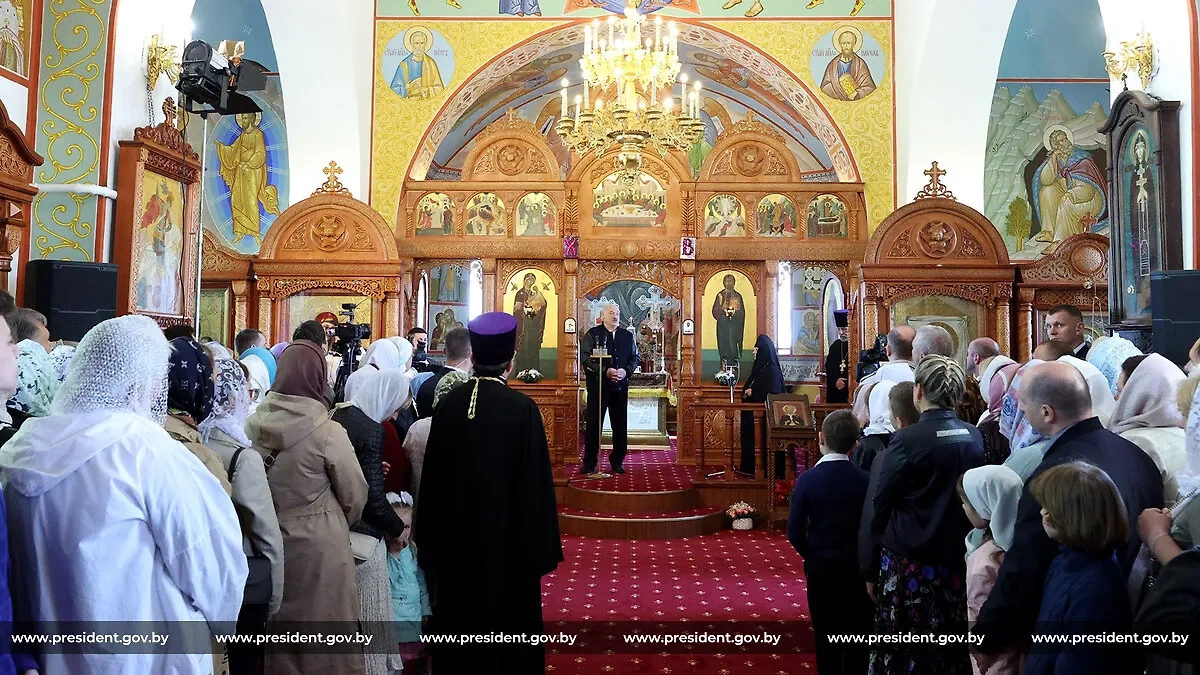 Александр Лукашенко посетил на Пасху Свято-Ильинскую церковь в Орше. Фото © Сайт президента Республики Беларусь