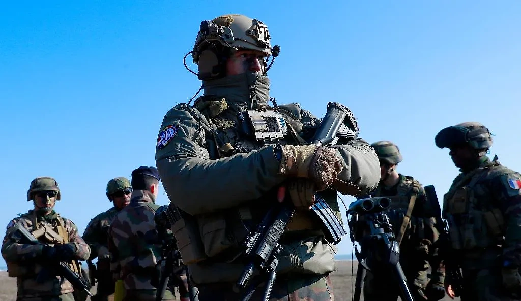 Французские военнослужащие. Обложка © ТАСС / EPA / Robert Ghement