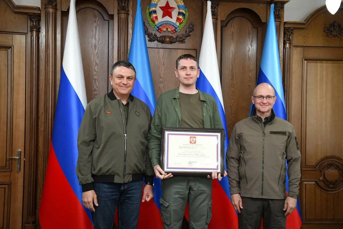 Руководитель АГ ЛНР Алексей Самойлов был награждён почётной грамотой и благодарностью президента России. Фото © Telegram / Леонид Пасечник