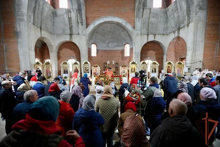 Пасхальная литургия в строящемся Мемориальном храмовом комплексе святых мучеников Анатолия и Протолеона. Фото © Официальный сайт Росгвардии