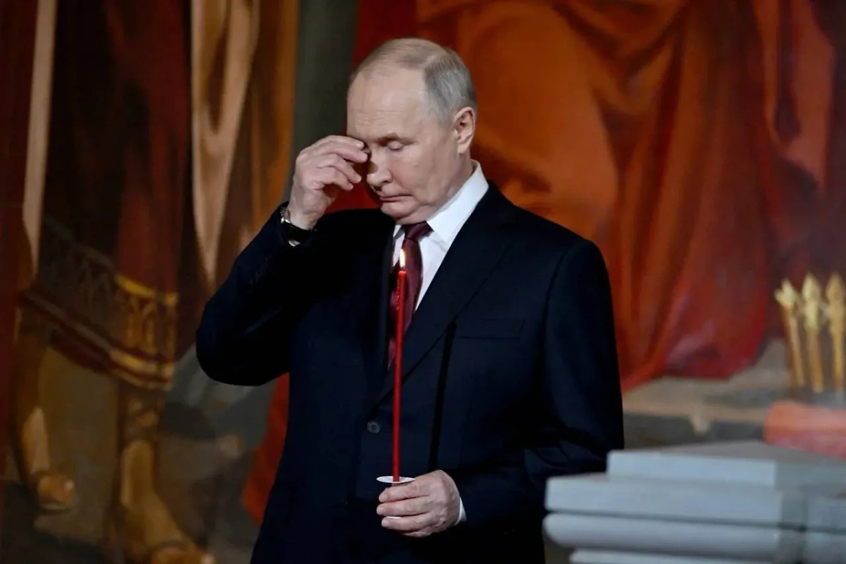 Владимир Путин во время ночного пасхального богослужения. Фото © Telegram / Кремль. Новости