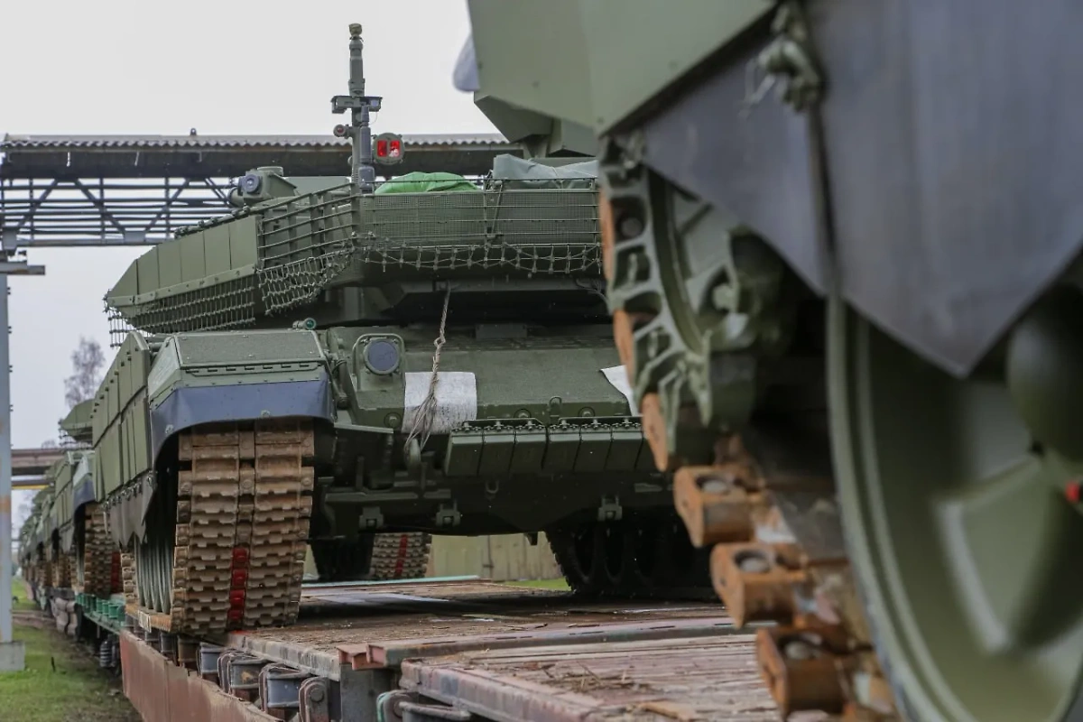 Уралвагонзавод направил новые эшелоны танков в зону СВО. Видео © Telegram / Уралвагонзавод — УВЗ