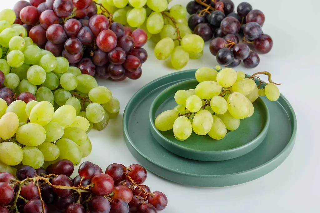 Самая вредная и калорийная ягода — виноград. Обложка © Freepik / 8photo