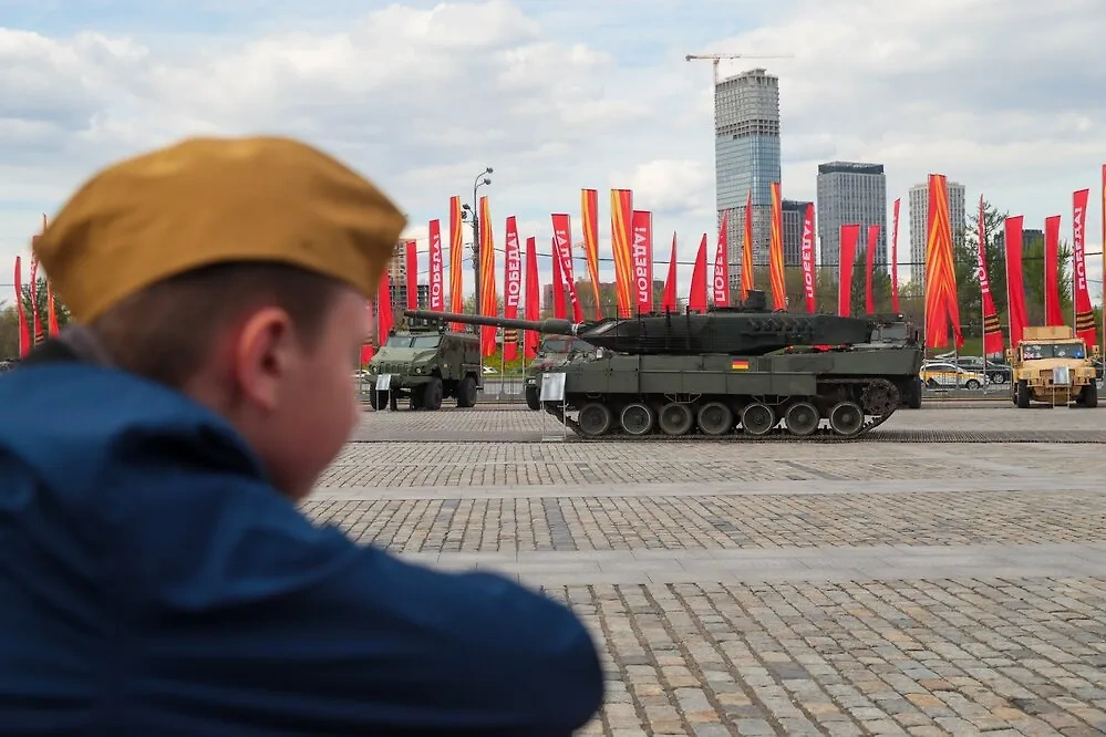 На Поклонную гору в Москве были доставлены трофейные образцы военной техники, захваченные в зоне СВО. Среди них — немецкий танк Leopard 2A6. Фото © АГН "Москва" / Василий Кузьмичёнок