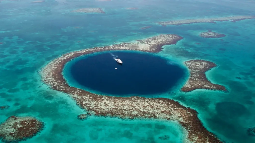 Учёные погрузили прибор в "голубую дыру" у берегов Мексики и не обнаружили дна. Обложка © fotorelax