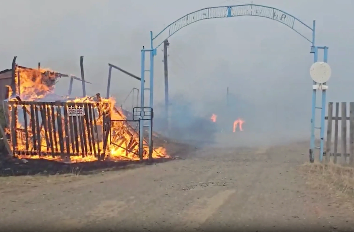 Горят пять СНТ под Иркутском. Видео © VK / Инцидент. Иркутск