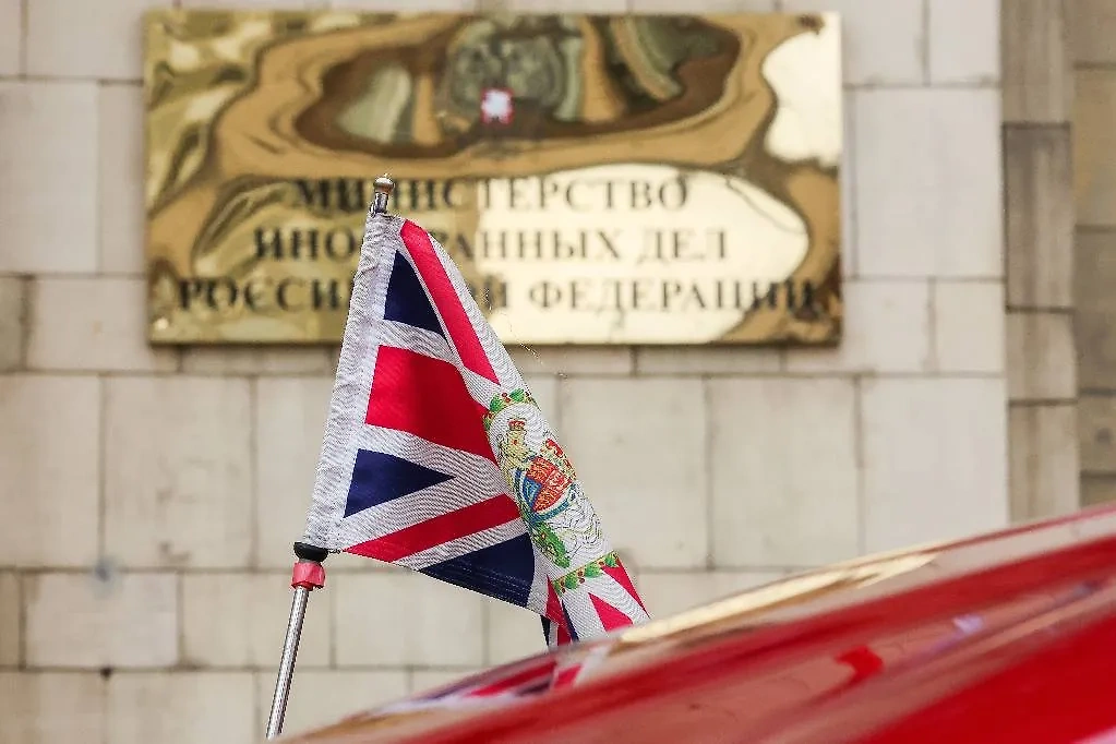 Флаг Великобритании на машине посла Найджела Кейси у здания МИД РФ. Фото © ТАСС/Александр Рюмин