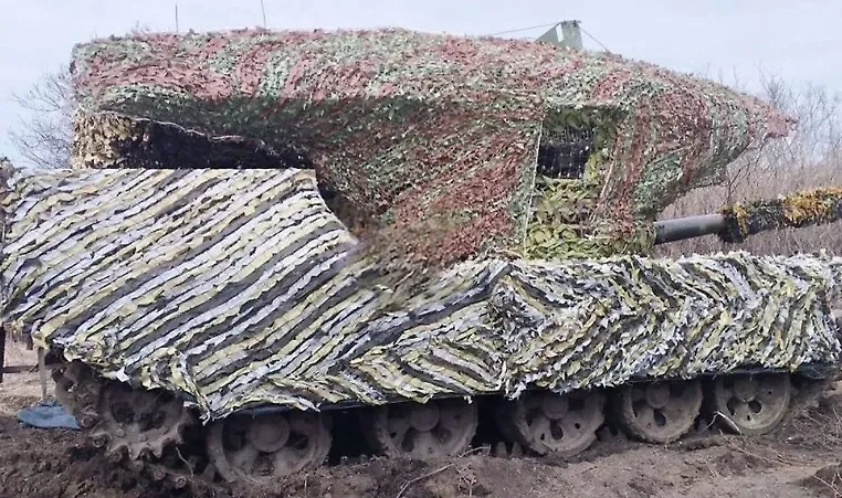 Т-62 ВС РФ с огромным антидроновым "мангалом" и камуфляжем. Обложка © Telegram / genshtab24