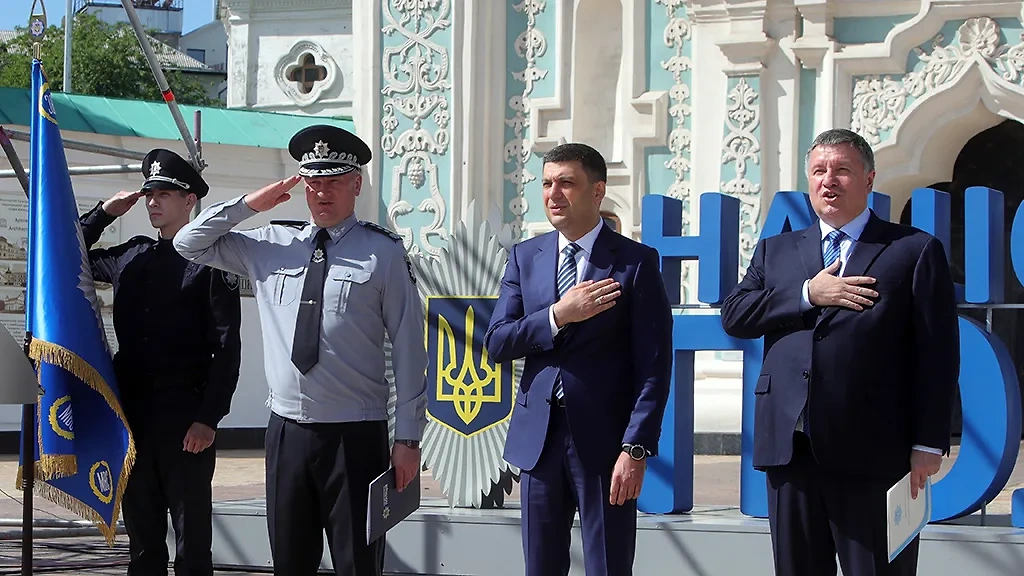 Премьер-министр Украины Владимир Гройсман (второй справа) и бывший министр МВД Украины Арсен Аваков (справа). Фото © ТАСС / Zuma / Pavlo_bagmut