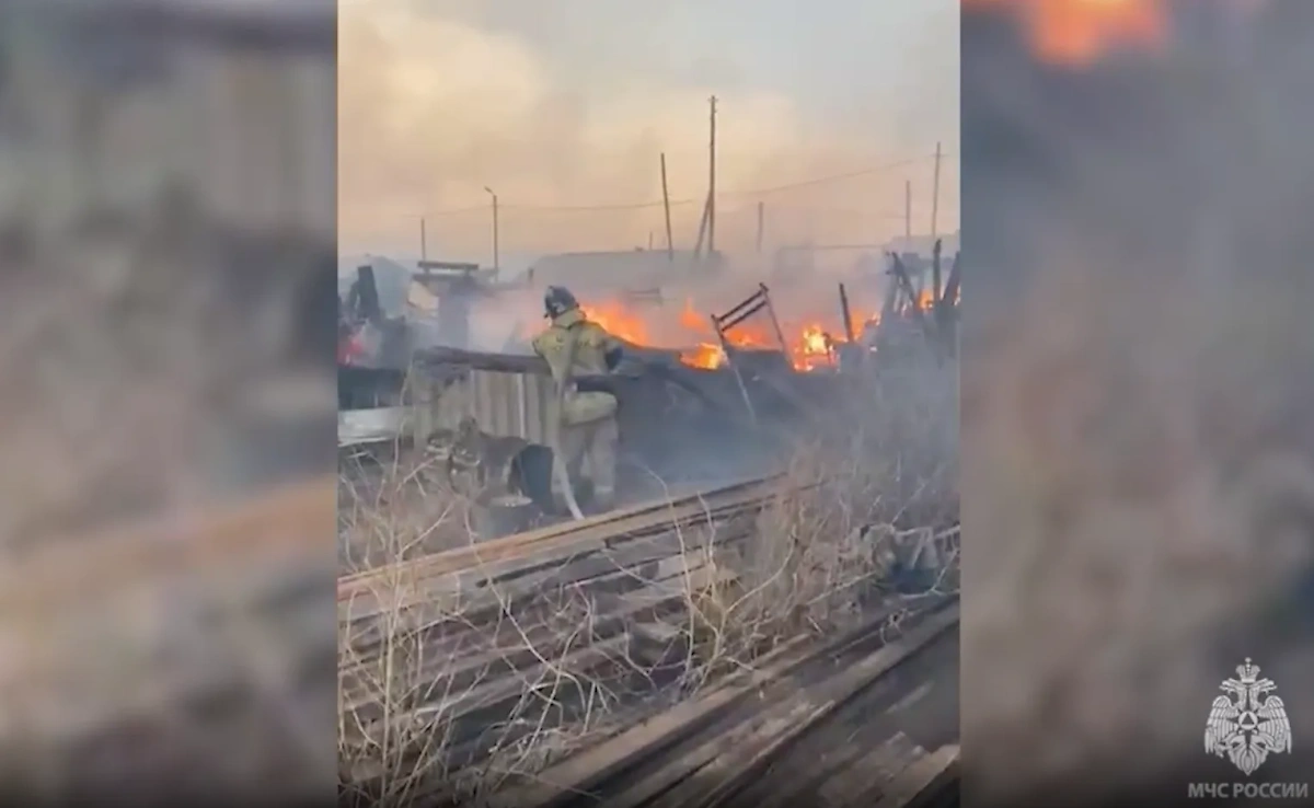 Тушение пожара в Вихоревке. Видео © Telegram / МЧС РФ