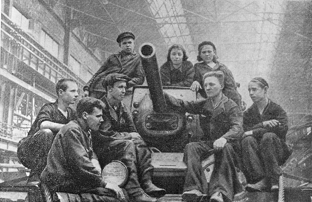 Комсомольская бригада сборочного цеха завода Наркомата танковой промышленности на танке Т-34, готовом для отправки на фронт, в 1942 году. Фото © ТАСС