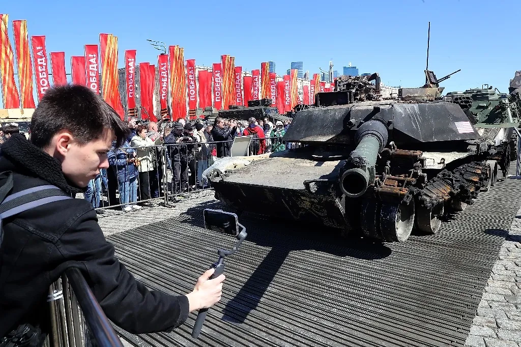 Подбитый американский танк M1 Abrams из зоны СВО. Фото © TASS / MAXIM SHIPENKOV