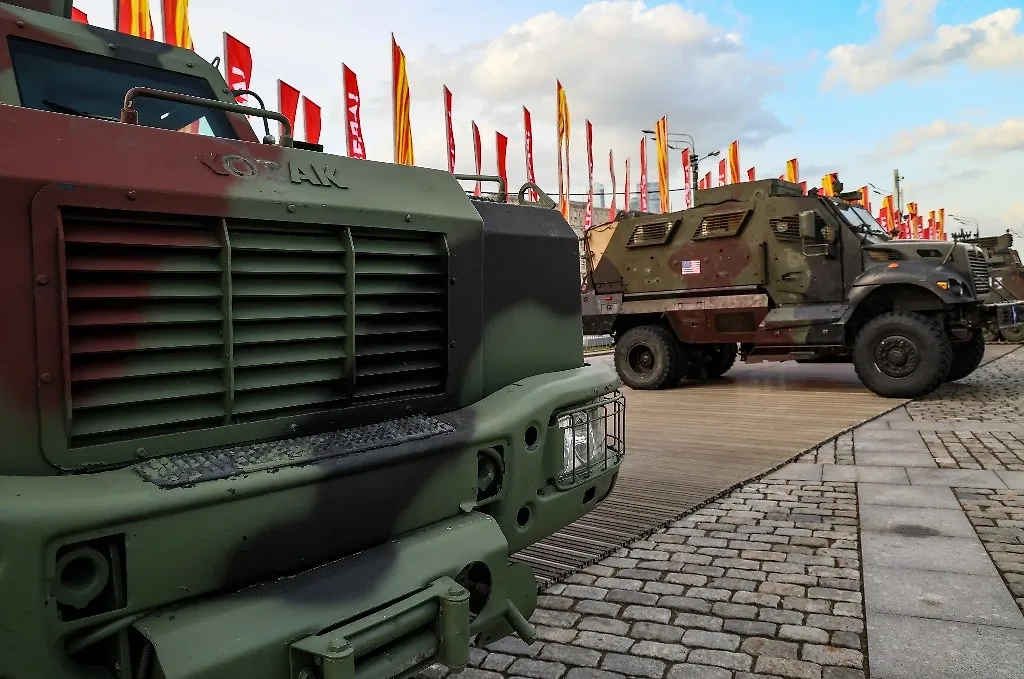 Украинский бронеавтомобиль "Козак-2" и американский бронеавтомобиль International MaxxPro (слева направо). Фото © ТАСС / Сергей Булкин 