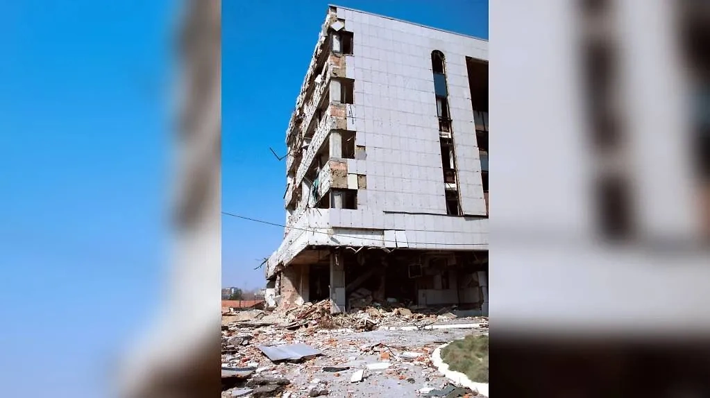 Здание Посольства КНР в Белграде, разрушенное в результате бомбардировки авиацией НАТО в мае 1999 года. Фото ©  ИТАР-ТАСС / Борис Кавашкин