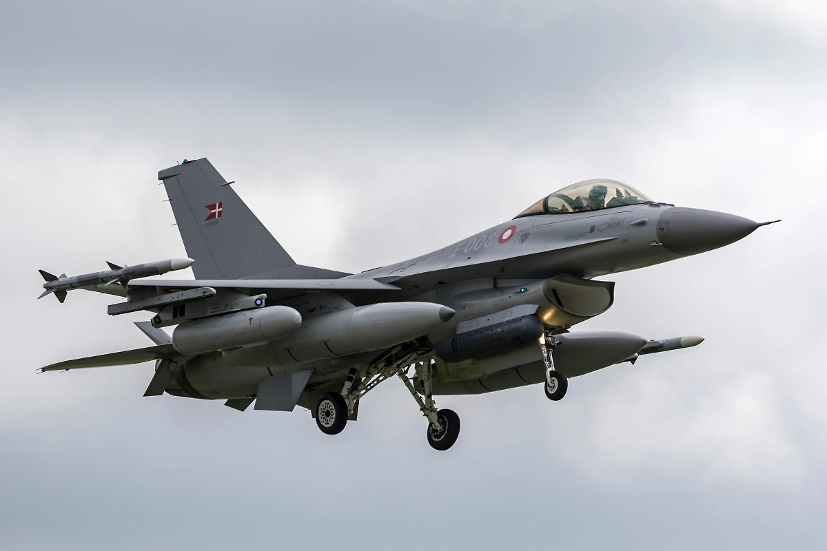 Истребитель F-16. Обложка © Shutterstock / FOTODOM