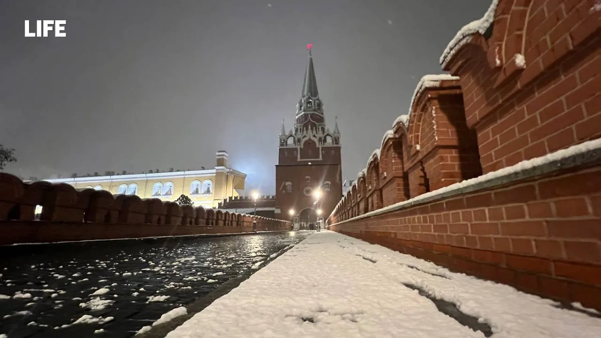 Майский снегопад замёл снегом Красную площадь в преддверии торжественного парада Победы. Обложка © Life.ru / Павел Баранов