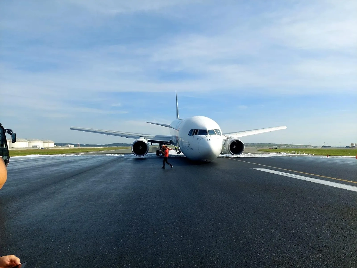 Грузовой Boeing 767, севший в Стамбуле. Фото © X / FL360aero