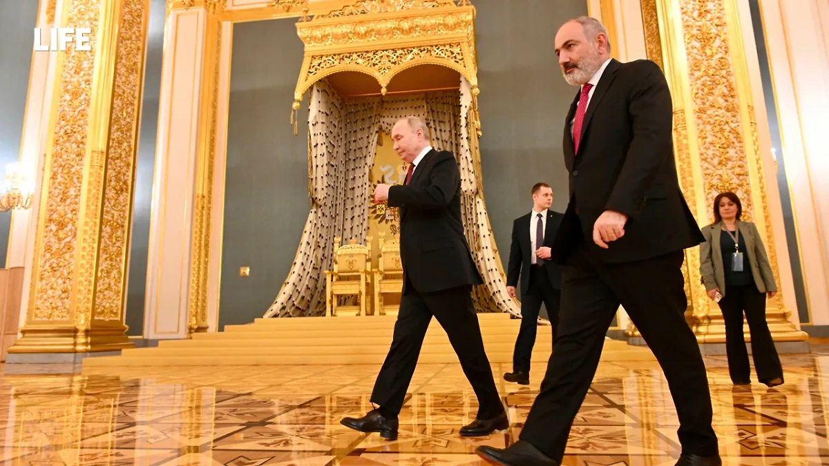 Глава государства Владимир Путин и премьер Армении Никол Пашинян. Обложка © Life.ru / Павел Баранов