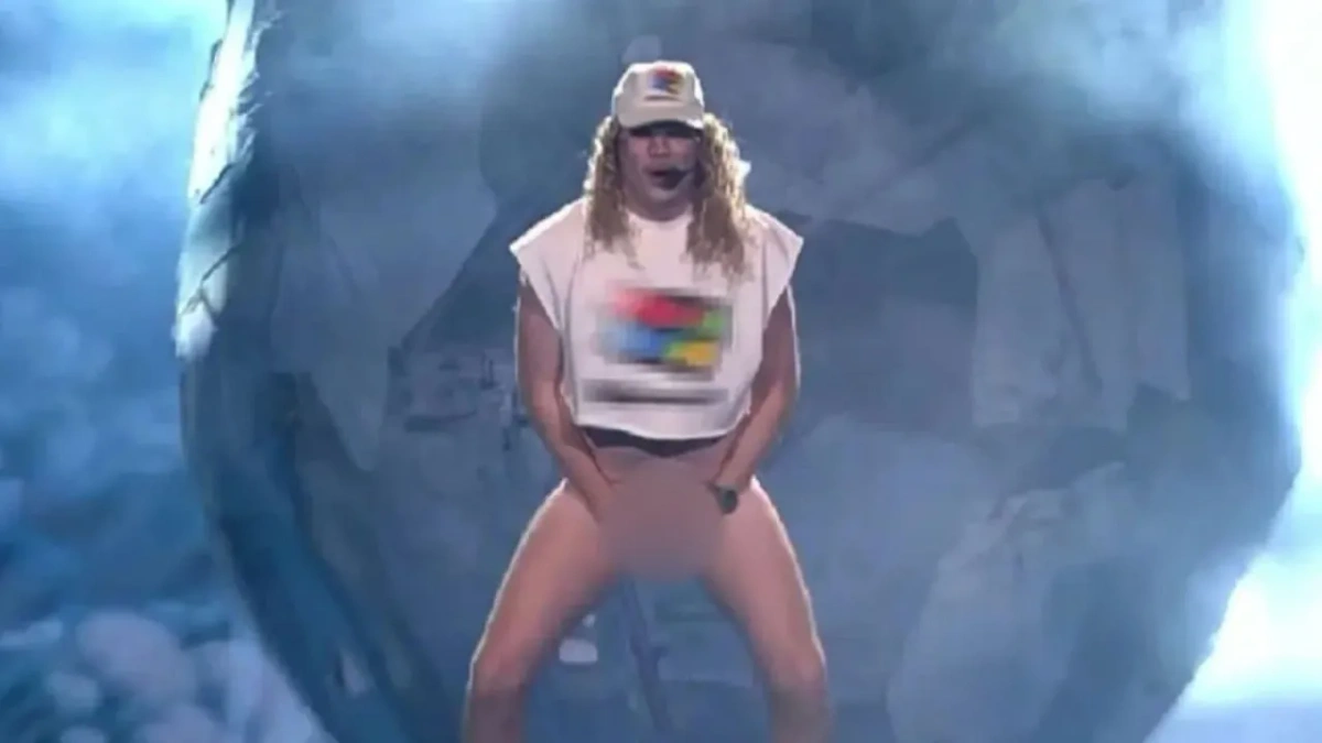 Выступление финского артиста Windows95man. Фото © YouTube / Eurovision Song Contest