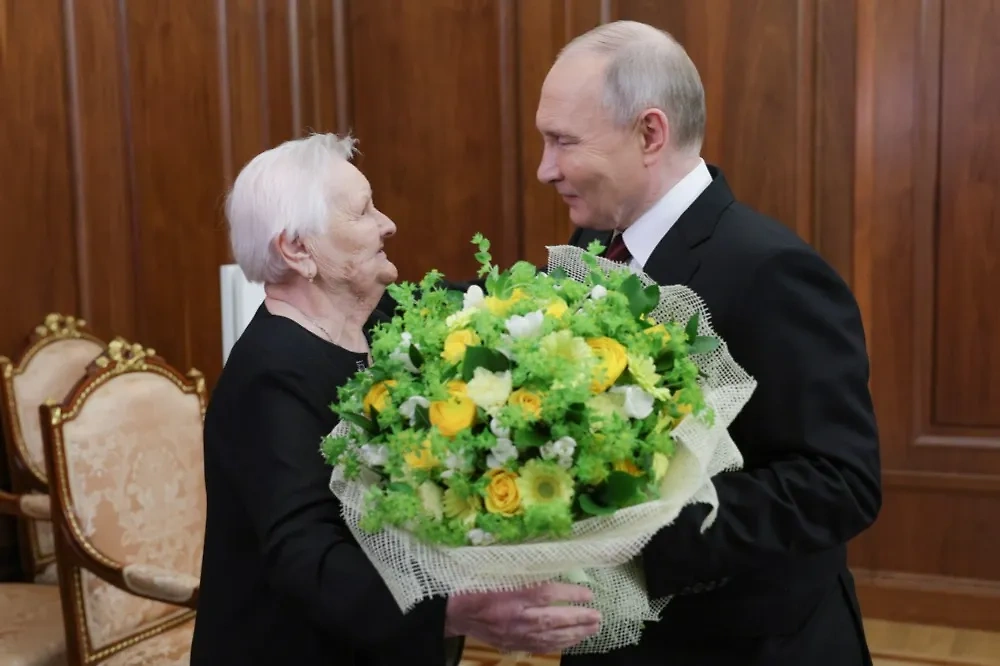 Президент РФ Владимир Путин и его школьная учительница Вера Гуревич (справа налево). Обложка © ТАСС / Гавриил Григоров