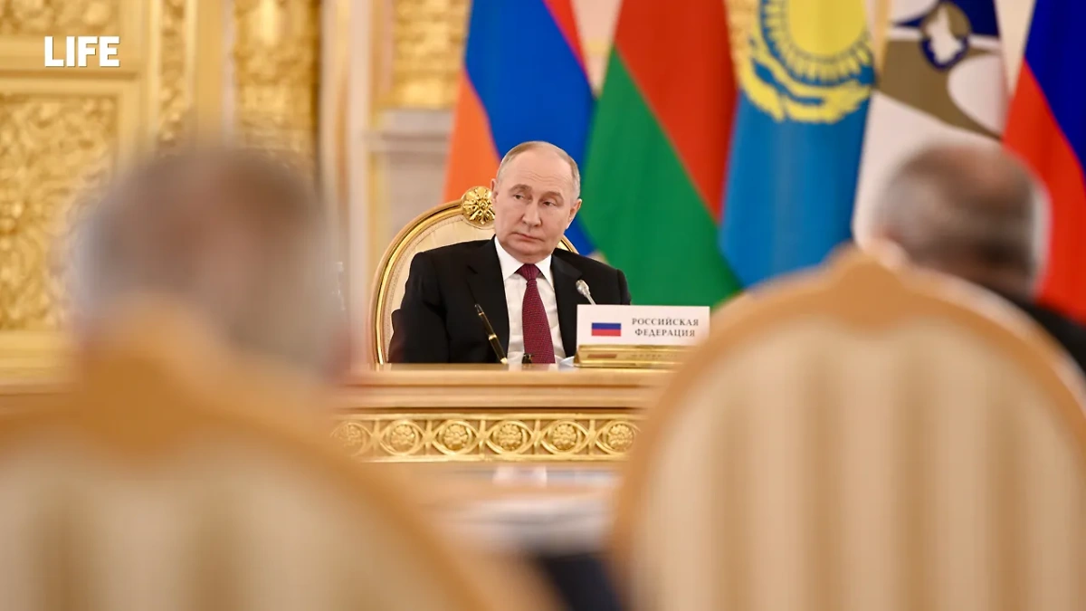 Глава государства Владимир Путин. Обложка © Life.ru / Павел Баранов