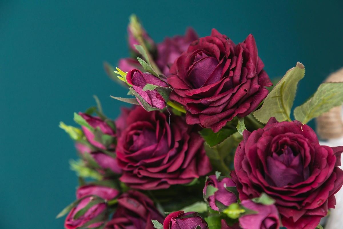 Искусственные цветы несут негатив и могут приблизить смерть, предупредила экстрасенс. Обложка © Unsplash / Artificialmerch