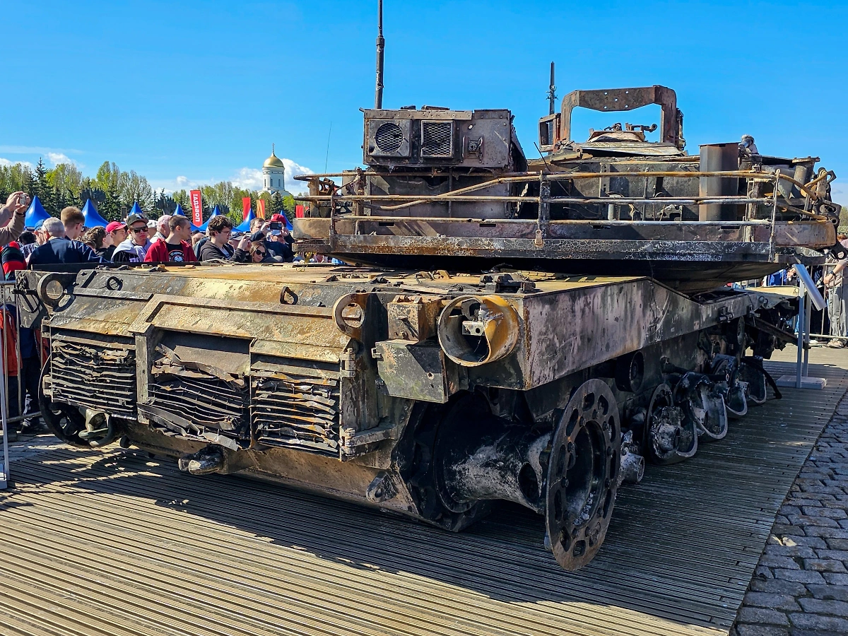 Топ экспонатов открывает сгоревший американский танк M1A1 SA Abrams. Фото © АГН "Москва"