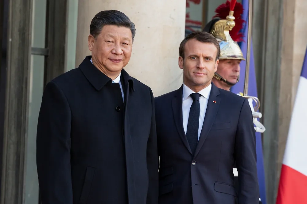 Председатель КНР Си Цзиньпин с президентом Франции Эмманюэлем Макроном. Фото © Shutterstock / FOTODOM / Frederic Legrand