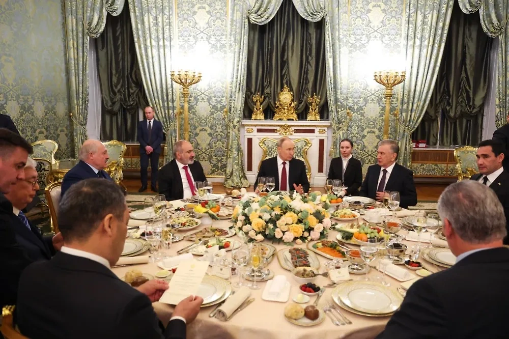 Лидеры ЕАЭС на неформальном обеде после состоявшегося сегодня саммита в Кремле. Обложка © ТАСС / Александр Казаков